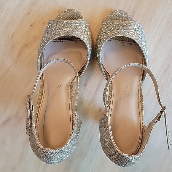 De Blossom Collection Peep Toe Rhinestone Ankle Strap Champagne Heels Size 6 1/2 - Picture 11 of 12